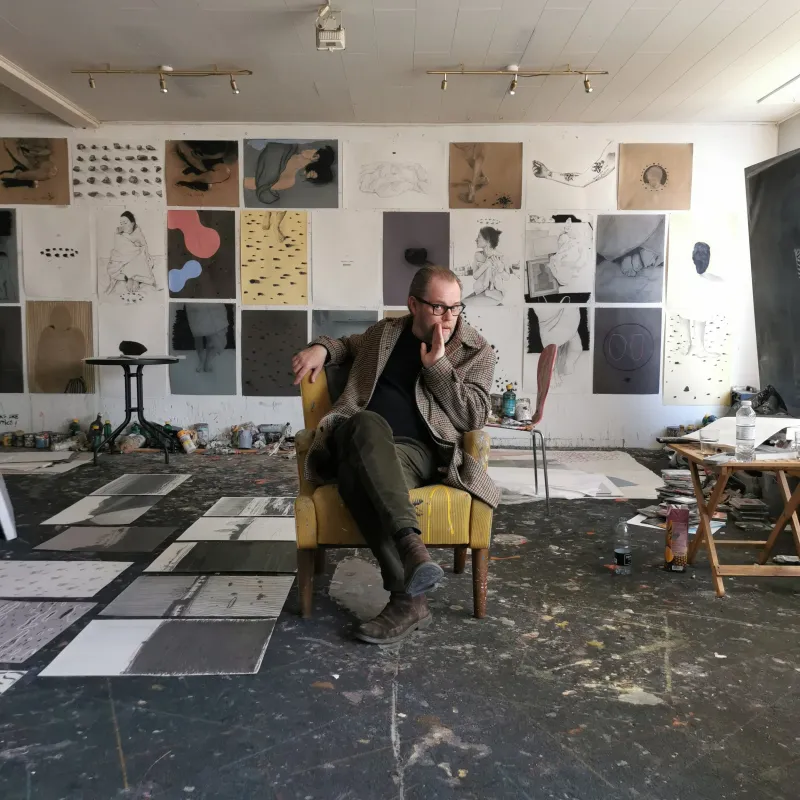 Per Adolfsen i sit atelier. Foto: Theis Vallø Madsen/Skitsehandlen.